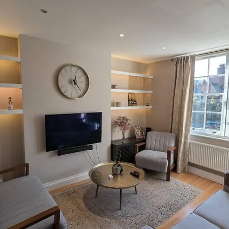 Cosy Flat Steps From Hammersmith